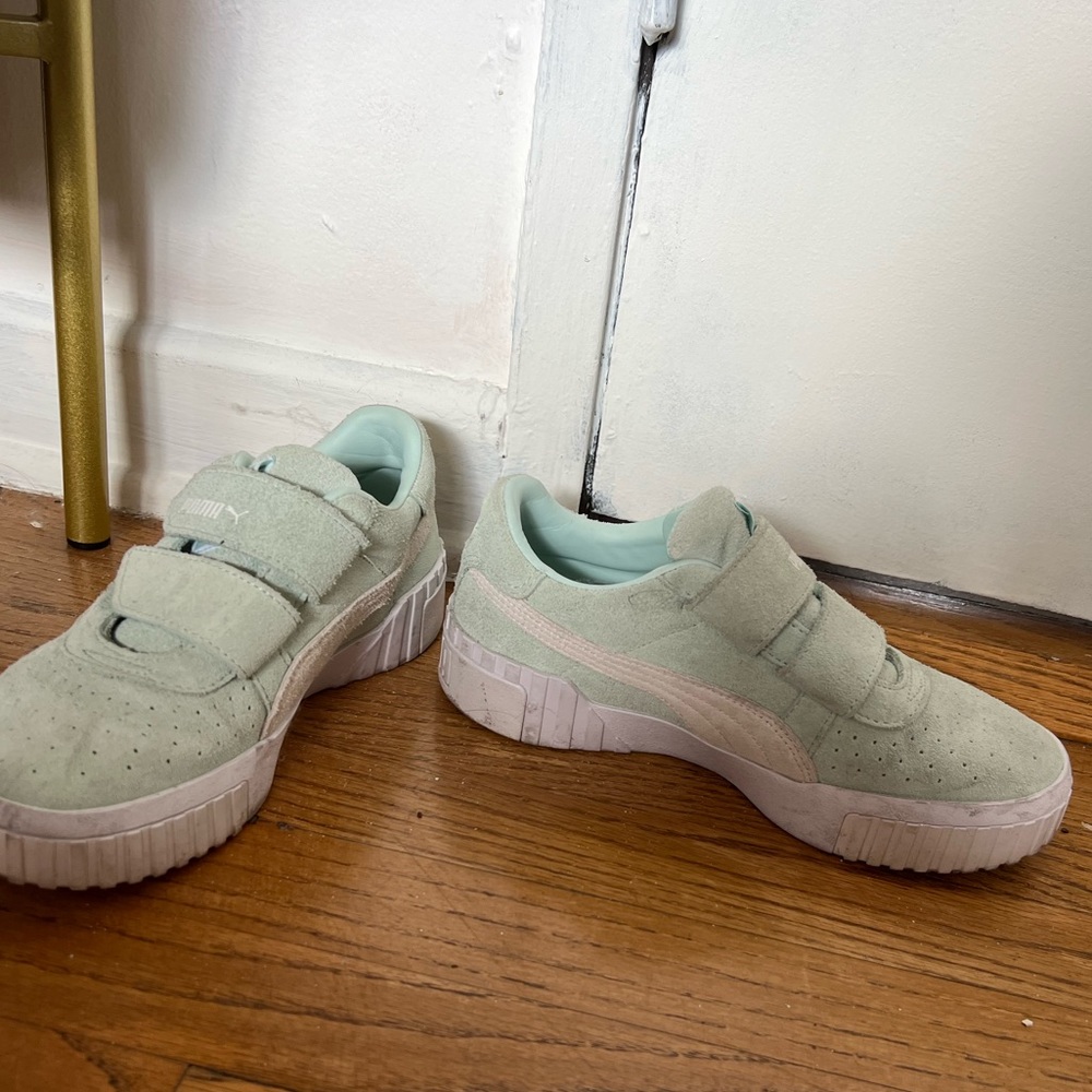 Teal platform pumas